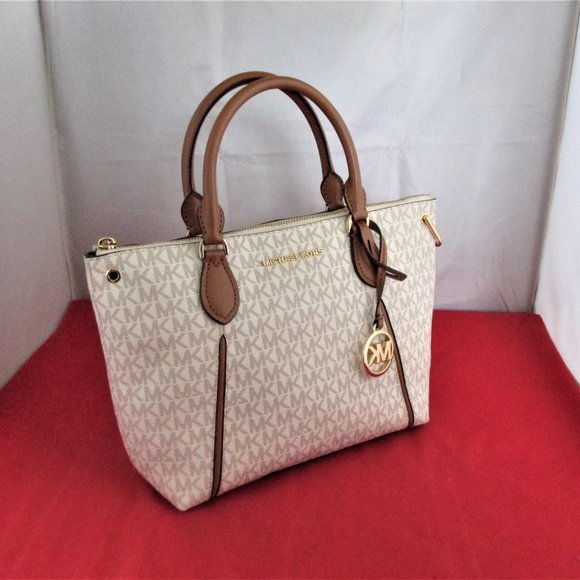 Michael Kors Sierra Signature Medium Messenger - Picture 2 of 13